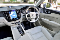 “スウェーデンらしさ”を感じさせる、華やかなインテリア。スイッチ類の少なさも特徴のひとつだ。ドリフトウッドのパネルやナッパレザーのシート（ともに「インスクリプション」に標準装備）が、室内にソフトな雰囲気をくわえている。