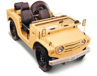 1970年に発売された初代「ジムニー」（LJ10）。空冷2ストローク2気筒359ccエンジンと副変速付きの4段MTを組み合わせた本格的なオフロード4WD。小柄で軽量な車体を武器に上級車をもしのぐほどの悪路踏破性を発揮した。