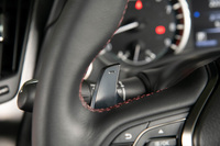 クロームメッキ処理とダーククリア塗装が施されたシフトパドルは「400R」の専用装備となる。