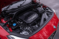 「M235i xDriveグランクーペに搭載される2リッター直4ターボエンジンは、最高出力306PS/5000rpm、最大トルク450N・m/1750-4500rpmを発生する。