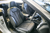 「A5カブリオレ」ではスポーツシートが標準。シート表皮はパーシャルレザーとなるが、「Sライン」パッケージでは写真のようにアルカンターラ／レザーのコンビタイプとなる。