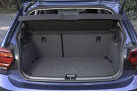 荷室床面には2段階調節機構が備わる。5人乗車時の荷室容量は351リッターで、後席背もたれを倒した場合は最大1125リッターに容量を拡大できる。