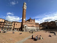 シエナのカンポ広場は、いつもと同じ平和な光景が繰り広げられていた。しかし、その奥の市庁舎前に並んでいたクルマは……