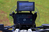 制御機能の充実ぶりを思うと、操作インターフェイスのデジタル化は必須。「R1300GS」には多機能な6.5インチのフルカラーTFTディスプレイが装備される。