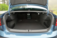 トランクルームの容量は586リッター。長尺物に対応する、スキーホールも備わっている。