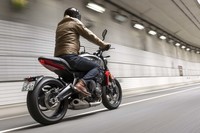 ライディングモードはROADとRAINが選択可能。パワーとトルクの特性を制御し、マシンのコントロール性を最大化させる。