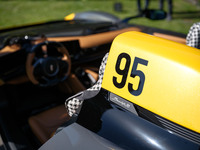 「B95」という車名は、イタリアでスポーティーなオープンカーを意味するバルケッタの「B」と、2025年に95周年を迎えるピニンファリーナの歴史的数字を組み合わせたもの。シートにはクラシカルな千鳥格子模様の表皮が用いられている。