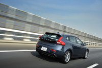 
	「V40 T3モメンタム」のJC08モード燃費は16.5km/リッター。今回、高速道路の巡航時には、18.7km/hの区間燃費を記録した。
	