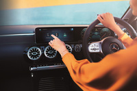 タッチパネルやステアリングスポーク上のスイッチ操作のほか、「メルセデス」の発声によって起動する対話型インフォテインメントシステム「MBUX（メルセデス・ベンツ ユーザーエクスペリエンス）」を搭載している。ナビゲーションの目的地入力をはじめ、通話やオーディオ、メッセージ入力、エアコンの温度設定などを音声で行うことができる。