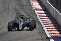 金曜日のフリー走行から帳尻の合わないマシンに苦労したハミルトン（写真）。レースではライバルとではなくオーバーヒートと格闘しなければならず、予選結果と同じ4位でチェッカードフラッグを受けた。（Photo=Mercedes）