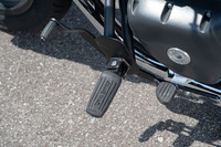 ペダル位置はクルーザーらしいフォワードコントロール。シフトペダルはハーレーダビッドソンなどにも見られるシーソー式で、つま先でレバーを蹴り上げるだけでなく、カカト側のレバーを踏むことでもシフトアップができる。