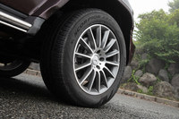 「G550」の標準タイヤサイズは275/55R19だが、テスト車にはオプションで用意される、AMG車と同じ275/50R20サイズのタイヤが装着されていた。