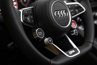 ステアリングには4つの「サテライトスイッチ」（円形の別体スイッチ）が備わる。