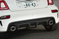 クローム仕上げの2本出しマフラー。専用形状のリアバンパーやルーフスポイラーとともに、リアビューにおける「アバルト595」の特徴となっている。