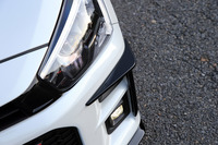 空力パーツの色はブラックのみ。いずれも控えめな造形で、“悪目立ち”するようなものではない。