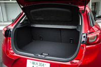 ラゲッジルームの仕様は従来モデルから変更はない。サブトランクを含めた荷室容量は350リッターで、後席には6：4の分割可倒機構が備わる。