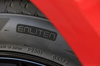 「ENLITEN（エンライトン）」とは、ブリヂストンの商品設計基盤技術。基本となるタイヤ性能を引き上げたうえで、タイヤに求められる多様な性能をユーザーやモビリティーに応じて最適化し、提供するというものだ。