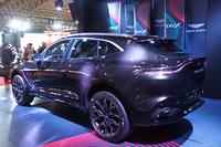 「DBX」のリアビュー。ボディーサイズは全長×全幅×全高＝5039×1998×1680mm、ホイールベース＝3060mm。