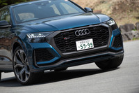 「RS」モデルの特徴であるハニカムグリル。グロスブラックとカーボンの装飾パーツは、「カーボン／グロスブラックスタイリングパッケージ」に含まれるオプションだ。