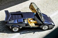 1974年から1990年まで、実に16年にわたって販売された「カウンタック」。時を経るごとにエンジンは強化され、ワイドタイヤやオーバーフェンダー、リアウイングが装着されるようになり、見た目にもアグレッシブなモデルに変化していった。写真は1982年登場の「LP5000S」。