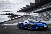 車両骨格は、カーボンファイバー製モノコックの前後に、アルミのサブフレームを組み付けたもの。ボディーシェルもカーボンファイバーとスーパーフォームドアルミニウムパネルの組み合わせとなる。