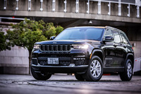 2022年10月24日、2列シートの標準ボディーを採用したジープのフラッグシップモデル「グランドチェロキー」が上陸。今回の試乗車は車両本体価格が892万円となる「リミテッド2.0L」で、18万円のオプションアイテムとなるサンルーフが備わっていた。