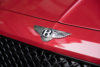 ブラックで仕上げられたグリルの上には「ベントレーウイング」エンブレムが輝く。