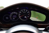 メーターパネルは中央のエンジン回転系のみアナログ式で、左右の2眼はそれぞれ液晶で表示される。写真は地図を表示した際のデザイン。