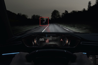 夜間走行中に赤外線カメラが歩行者や動物を検知しドライバーに注意を促すナイトビジョンは、パークアシストや360°カメラ、パノラミックサンルーフとともに「パッケージオプション」に含まれるアイテム。