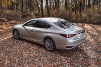 レクサスES300h“バージョンL”（FF/CVT）【試乗記】