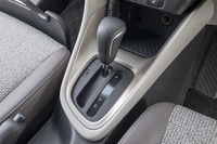 「ヤリス ハイブリッドZ」のシフトレバーは、オーソドックスなスティックタイプ。ノブは本革巻きとなる。