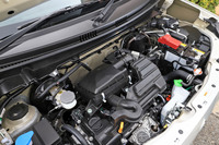 エンジンは「R06A」型の0.66リッター直列3気筒自然吸気。上級グレードとは違ってマイルドハイブリッド機構は備わらず、また最高出力が3PS、最大トルクが3N・m低くなっている。