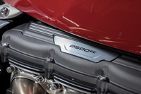 少しだけ見栄を張った「2500cc」のバッジと、マシニング加工が施されたフィンが目を引くエンジン。ディテールに見る精巧なつくり込みは、トライアンフならではの魅力だ。