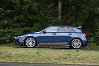 「AMG A35 4MATICエディション1」には、「マットテックゴールド」と呼ばれるカラーのサイドデカールが標準装備される。ボディーサイズは全長×全幅×全高＝4436×1797×1405mm、ホイールベース＝2729mm。