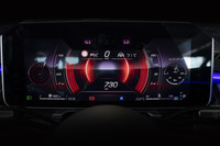 奥行き感のある表示が特徴の「3Dコックピットディスプレイ」。「ジェントル」「スポーティー」「エクスクルーシブ」「クラシック」の4つの表示デザインが用意されるほか、モニター全体にナビゲーションと連動した地図画面や、ドライビングアシストの作動状態を表示することもできる。