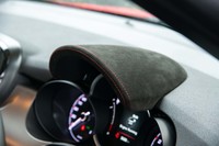 メーターフードにはアルカンターラが貼られている。