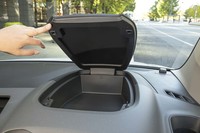 メーターフードの上部に備わる収納スペース。ふたを開けたままで固定はできない。