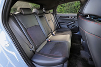 リアシートについては、前後席間距離を35mm拡大するなどして居住性を改善。ベルトラインの低い車体のデザインにより、閉塞（へいそく）感も小さい。