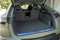 荷室容量は固定式ながらトランクスルー機能が備わっている。