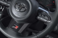 運転支援システムはオプション扱い。装着車両のステアリングホイールには、操作スイッチが備わる。