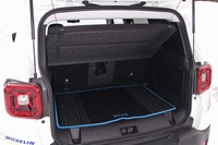 5人乗車時の荷室。ブルーに縁取られたラゲッジマットは、2万9700円の販売店オプション。