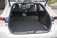 リアシートの背もたれは6：4分割で前に倒せる。床面がフラットなので使い勝手は良好。