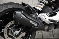 マフラーはその短さが印象的。写真のノーマル仕様のほかに、アクラポヴィッチのオプションマフラーも用意される。