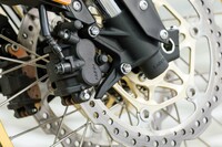 ブレーキは、前がφ310mmのダブルディスク、後ろがφ256mmのシングルディスクの組み合わせで、リニアな制動フィールを追求している。