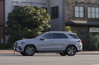 最低地上高は215mmを確保。直6モデルの「450d 4MATIC」では強化アンダーフロアパネルがオプション設定されるなど、オフロード走行も視野に入れたラグジュアリーSUVだ。