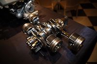 ピストン、クランクシャフトなど、個々のエンジンパーツには高強度な材料を採用。ディーゼルの高い燃焼圧に対応する。