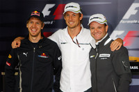 レース前、タイトル獲得を目指す3人のドライバー。ポイントリーダーのバトン（中央）、ランキング2位のバリケロ（右）、3位セバスチャン・ベッテル（左）。（写真＝Red Bull Racing）