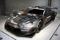 会場には、XANAVIカラーとカーボン素地むき出しの2台のGT-Rが飾られた。
【R35 NISSAN GT-R GT500のスペック】
全長×全幅＝4800×2000mm、ホイールベース＝2720mm、車重＝1100kg、最高出力＝500ps以上、最大トルク＝52kgm以上、駆動方式＝FR、前後タイヤサイズ＝330/40R18、330/45R17