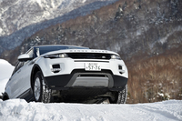 特設コースのヒルクライムエリアを行く「レンジローバー イヴォーク」。
    