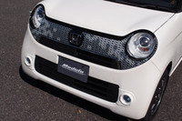 フロントのアップ。グリルのデカール（写真）など、ドレスアップパーツも豊富に用意される。